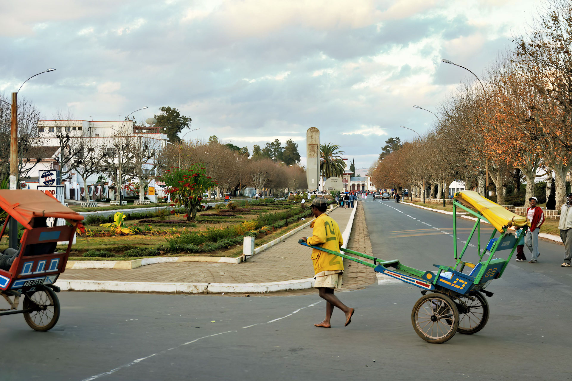 Grande Avenue - im Rücken das Hôtel des Therme und am Horizont der Bahnhof